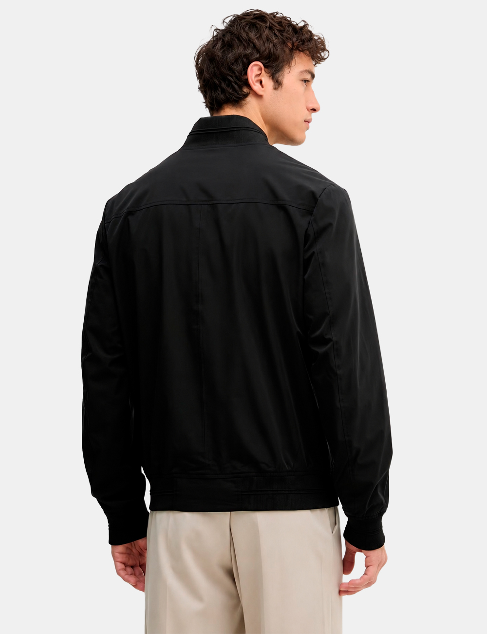 M6RL09-WJ362-SC_JET-BLACK-A996_AI26_2 Giacca Guess Nera - Giacca Guess Nera da uomo La Giacca GUESS Nera da uomo è un capo versatile e contemporaneo, pensato per