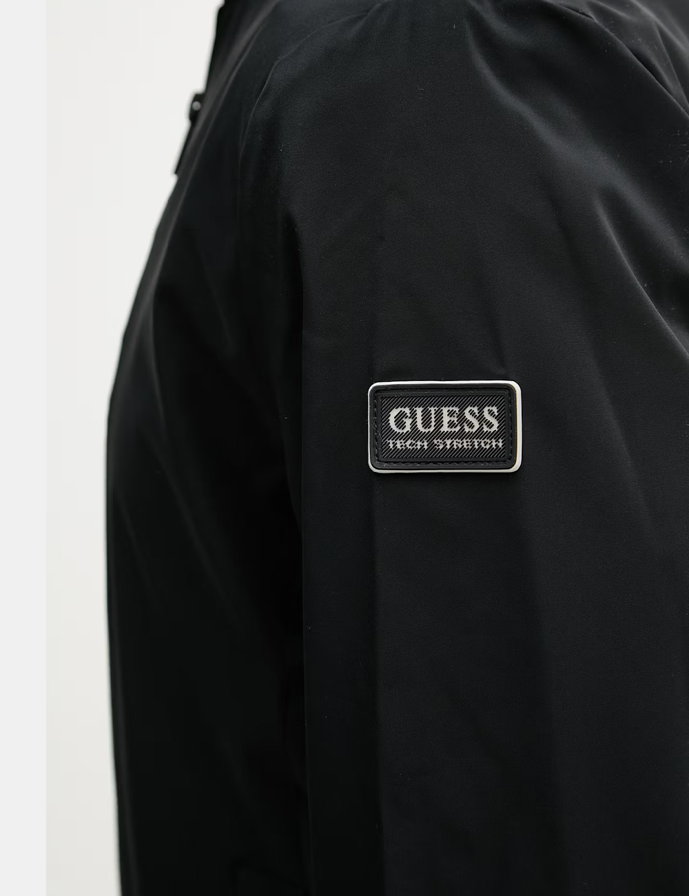 M6RL09-WJ362-SC_JET-BLACK-A996_AI26_3 Giacca Guess Nera - Giacca Guess Nera da uomo La Giacca GUESS Nera da uomo è un capo versatile e contemporaneo, pensato per