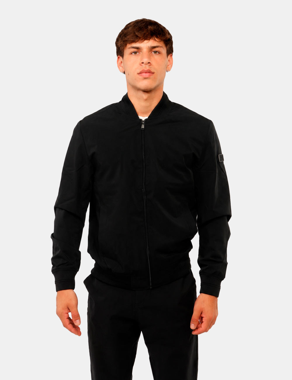 M6RL09-WJ362-SC_JET-BLACK-A996_AI26_5 Giacca Guess Nera - Giacca Guess Nera da uomo La Giacca GUESS Nera da uomo è un capo versatile e contemporaneo, pensato per