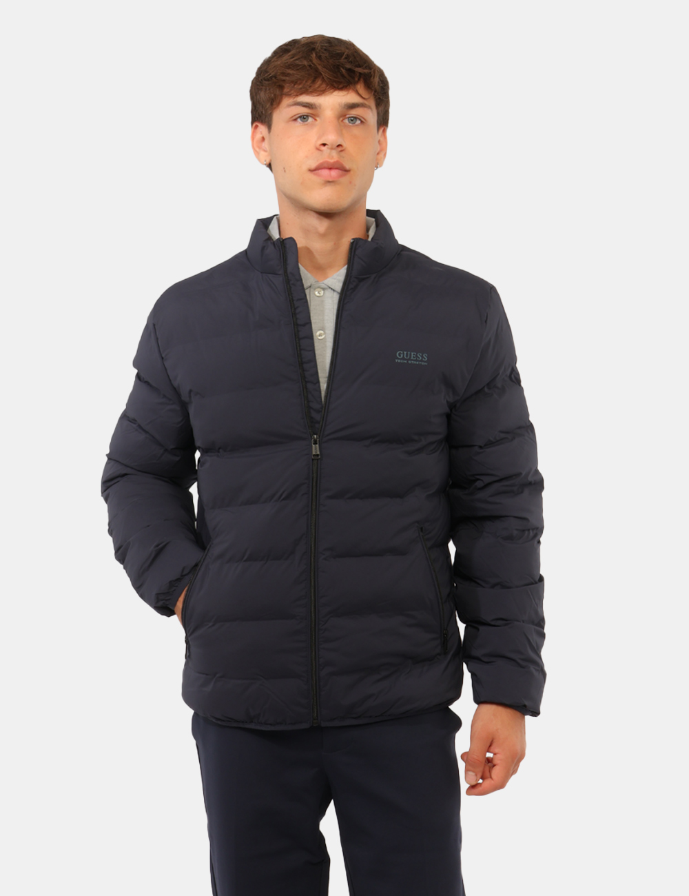M6RL0I-WJ242-SC_SMART-BLUE_AI26_1 Piumino Guess Blu - Piumino Guess Blu da uomo Il Piumino GUESS Blu da uomo è un capo versatile e contemporaneo, pensato per