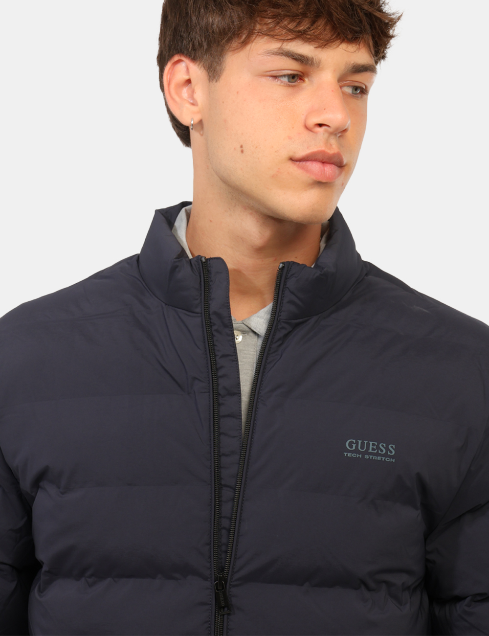 M6RL0I-WJ242-SC_SMART-BLUE_AI26_4 Piumino Guess Blu - Piumino Guess Blu da uomo Il Piumino GUESS Blu da uomo è un capo versatile e contemporaneo, pensato per
