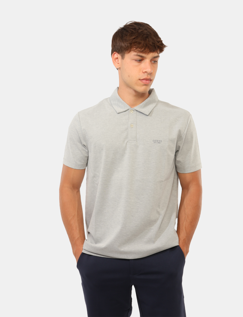 M6RP03-KD501-SC_LIGHT-STONE-HEATHER_AI26_1 Polo Guess Grigia - Polo Guess Grigia da uomo La Polo GUESS Grigia da uomo è una proposta versatile e contemporanea, perfett
