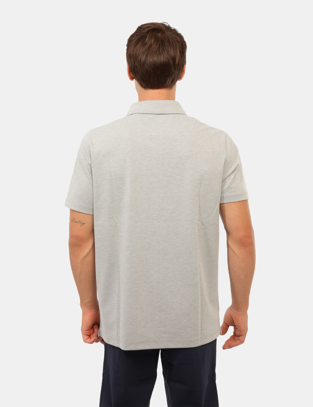M6RP03-KD501-SC_LIGHT-STONE-HEATHER_AI26_2 Polo Guess Grigia - Polo Guess Grigia da uomo La Polo GUESS Grigia da uomo è una proposta versatile e contemporanea, perfett