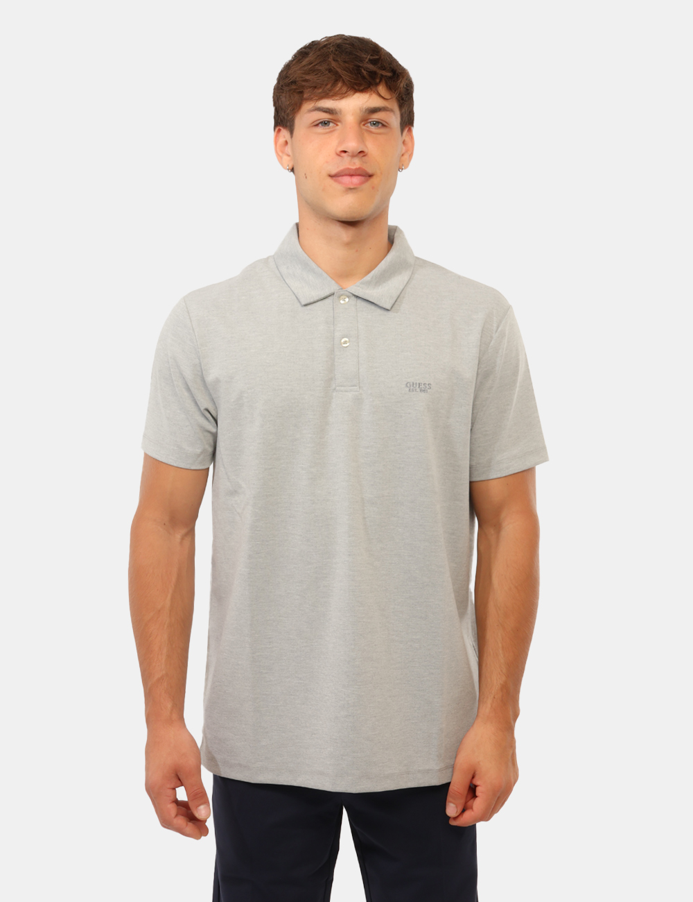 M6RP03-KD501-SC_LIGHT-STONE-HEATHER_AI26_4 Polo Guess Grigia - Polo Guess Grigia da uomo La Polo GUESS Grigia da uomo è una proposta versatile e contemporanea, perfett