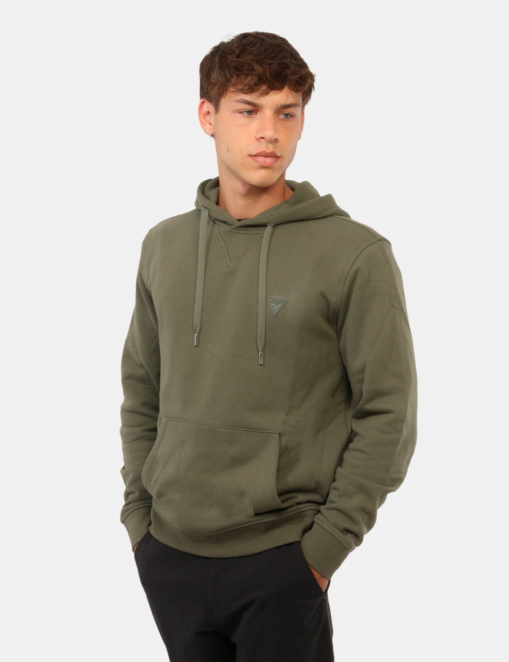 M6RQ36-KCN01-SC_GREEN-PLANT_AI26_1 Felpa Guess Verde - Felpa Guess Verde La Felpa GUESS Verde è un capo casual e contemporaneo, ideale per completare con sempl