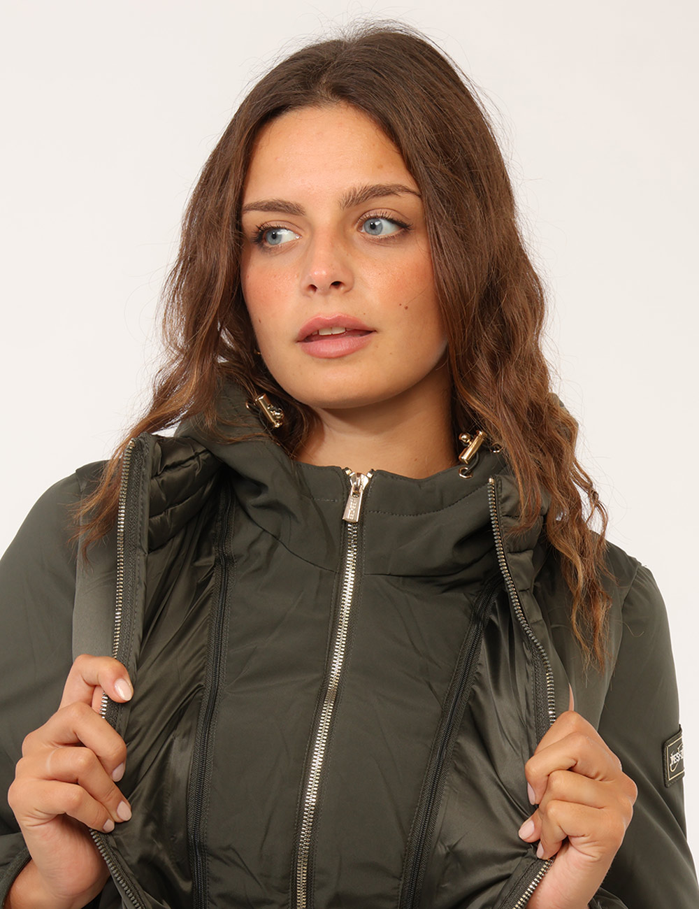 PIumino Yes Zee Verde - Piumino YES ZEE Verde da donna Il Piumino YES ZEE Verde è un capospalla versatile e contemporaneo, i