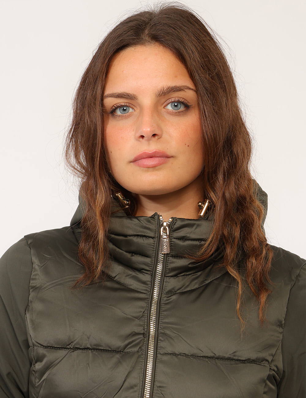 PIumino Yes Zee Verde - Piumino YES ZEE Verde da donna Il Piumino YES ZEE Verde è un capospalla versatile e contemporaneo, i