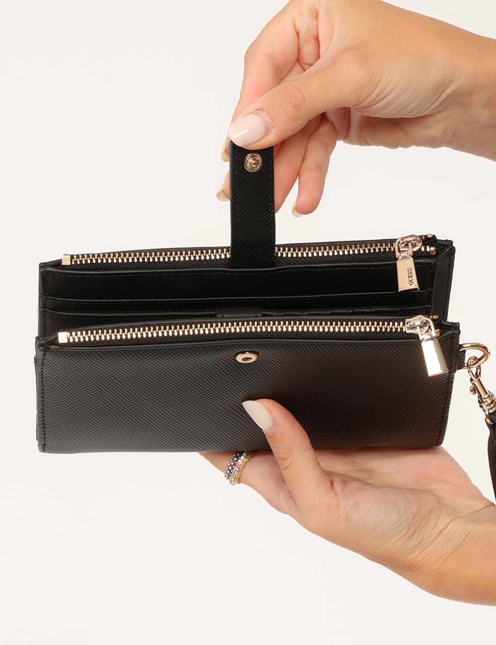 SWZG74-59157-OA_BLACK_AI25_3 Portafoglio Guess Nero - Portafoglio GUESS Nero da donna Il Portafoglio GUESS Nero da donna è un accessorio elegante e funzi