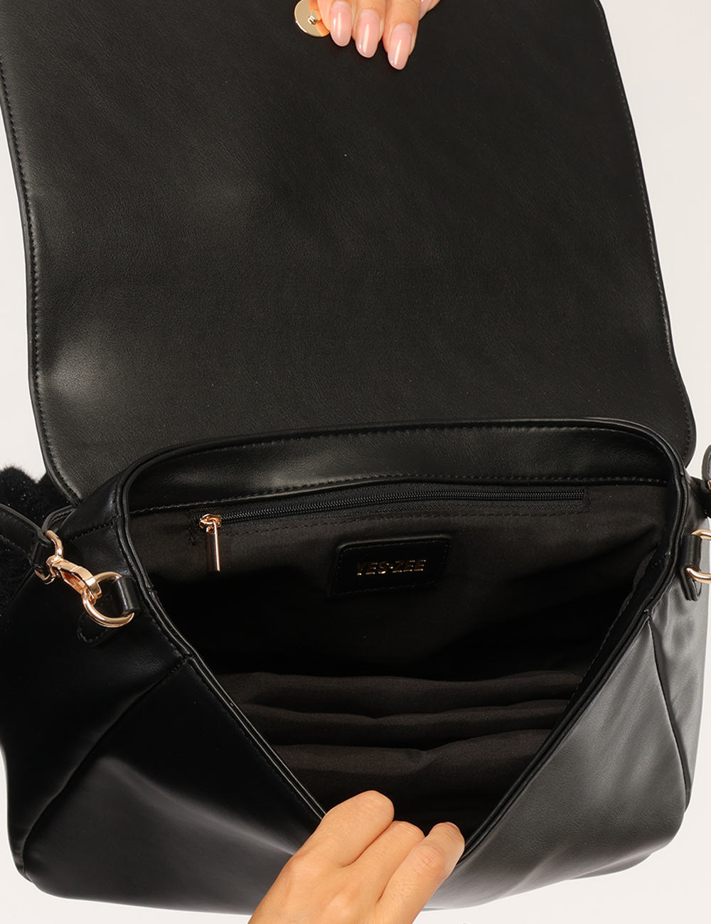 W016-AP00_NERO_AI26_2 Borsa Yes Zee Nera - Borsa YES ZEE Nera da donna La Borsa YES ZEE Nera da donna è un accessorio versatile e femminile, pensa