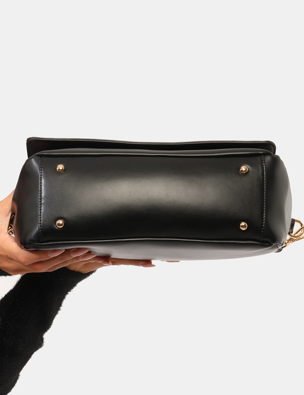 W016-AP00_NERO_AI26_3 Borsa Yes Zee Nera - Borsa YES ZEE Nera da donna La Borsa YES ZEE Nera da donna è un accessorio versatile e femminile, pensa