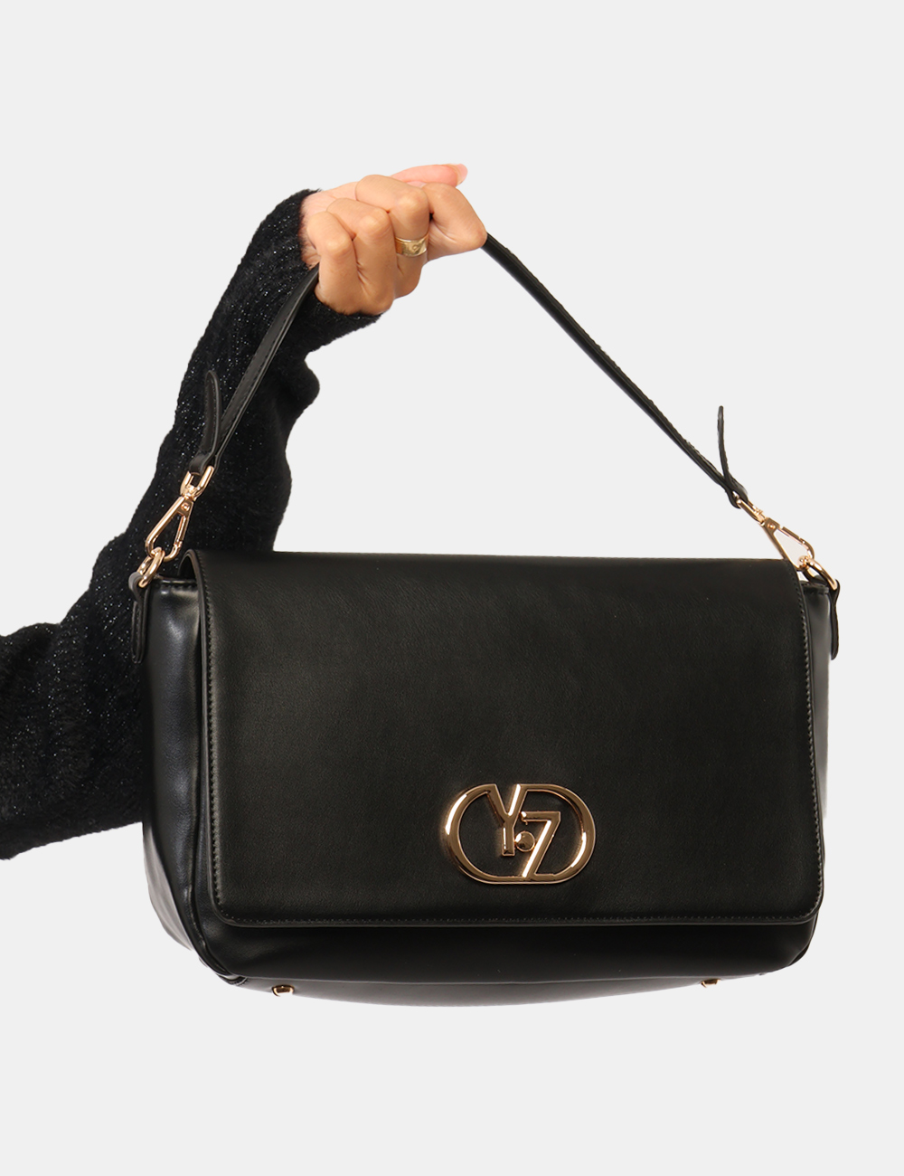 W016-AP00_NERO_AI26_6 Borsa Yes Zee Nera - Borsa YES ZEE Nera da donna La Borsa YES ZEE Nera da donna è un accessorio versatile e femminile, pensa
