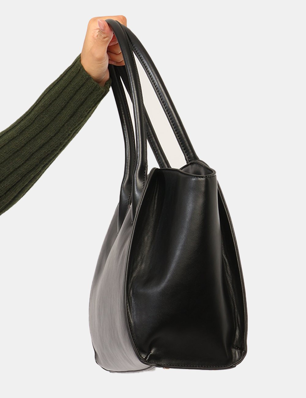 W017-AP00_NERO_AI26_5 Borsa Yes Zee Nera - Borsa YES ZEE Nera da donna La Borsa YES ZEE Nera da donna è un accessorio pratico e versatile, pensato
