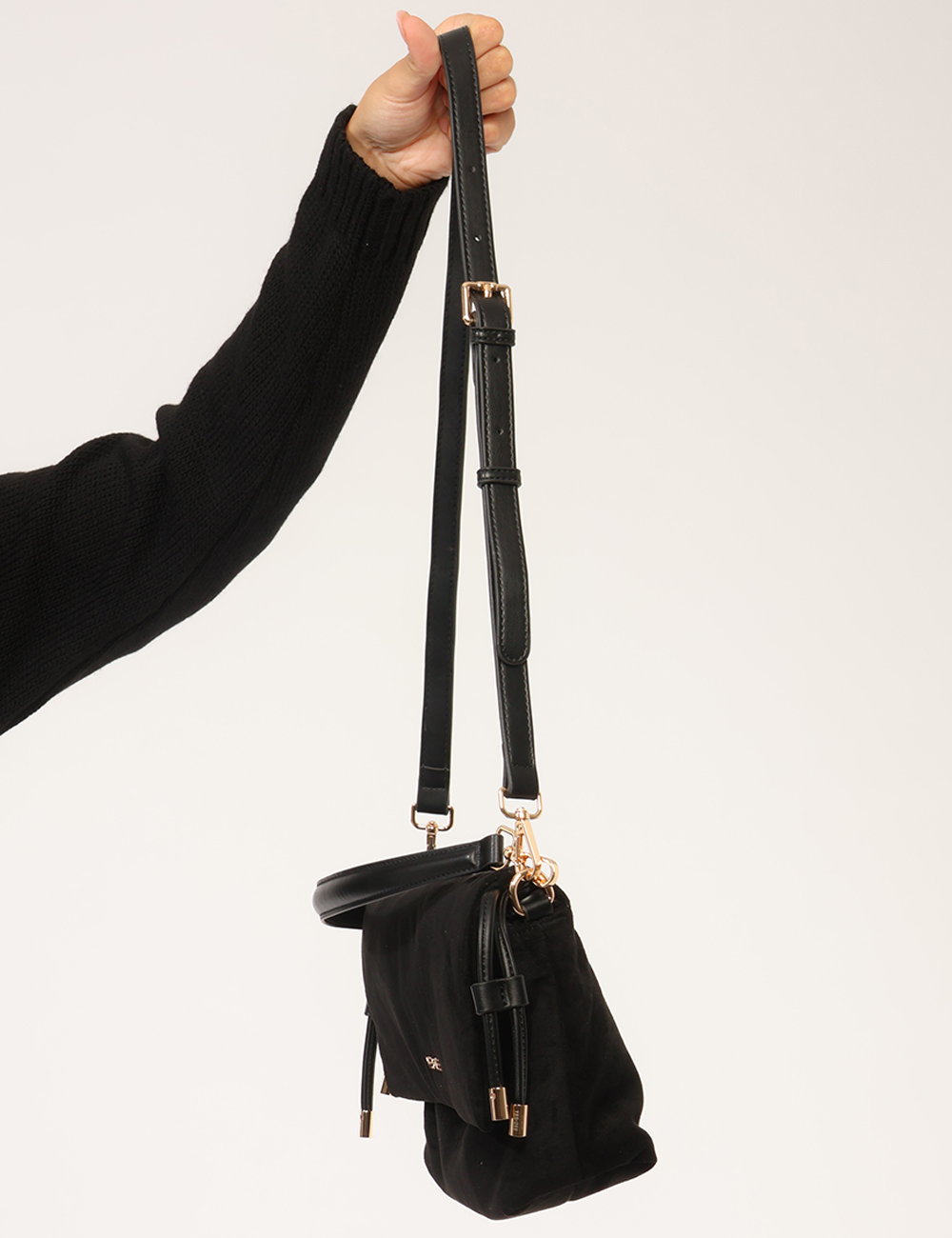 W022-AR00_NERO_AI26_4 Borsa Yes Zee Nera - Borsa YES ZEE Nera da donna La Borsa YES ZEE Nera da donna è un accessorio versatile e contemporaneo, i
