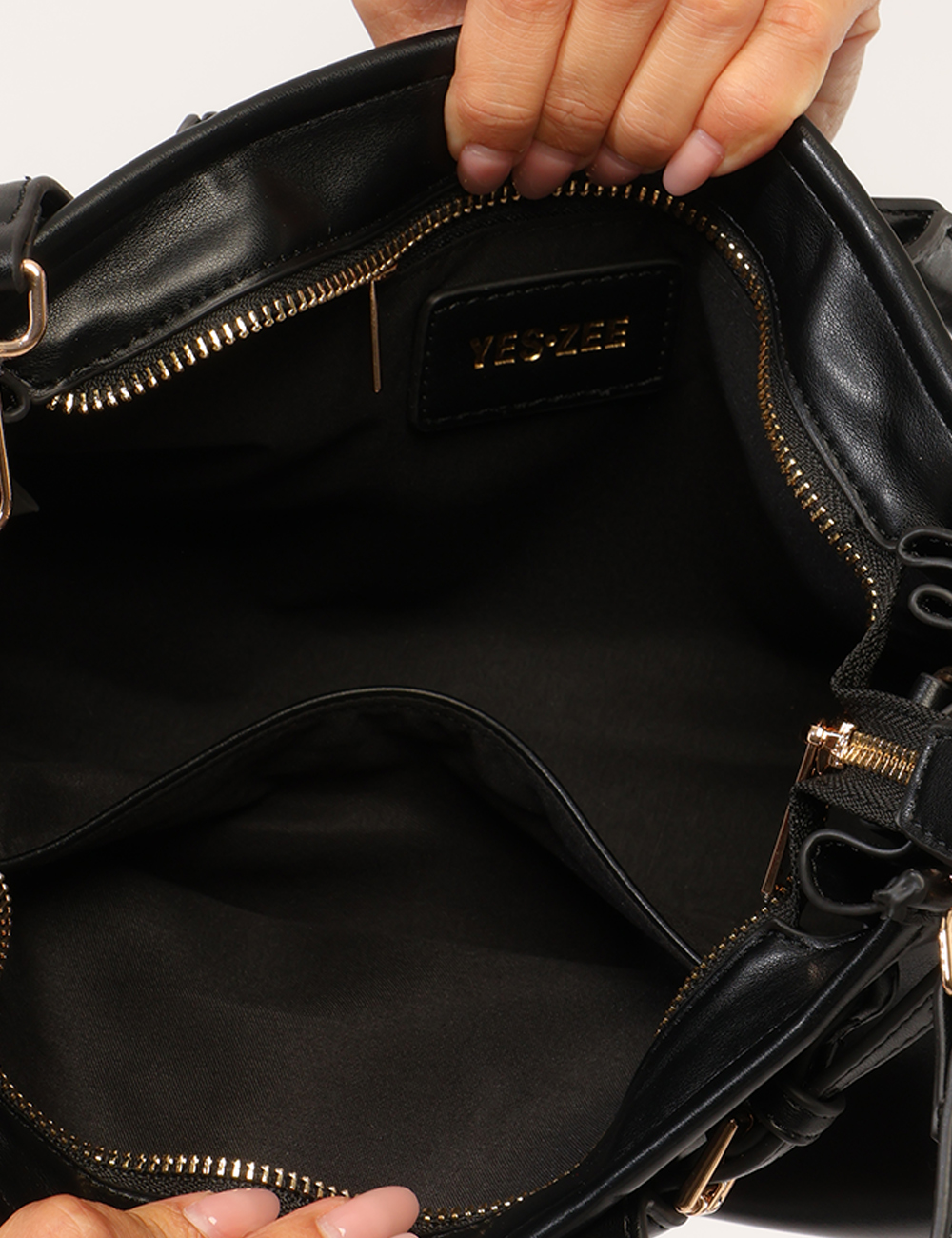 W023-AP00_NERO_AI26_2 Borsa Yes Zee Nera - Borsa YES ZEE Nera da donna La Borsa YES ZEE Nera da donna è un accessorio versatile e femminile, pensa