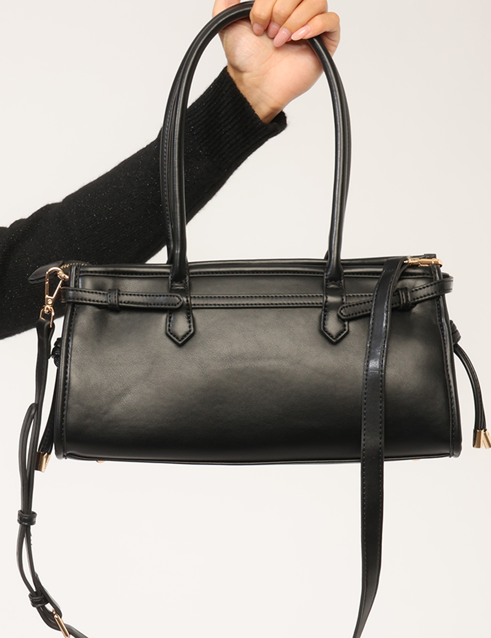 W023-AP00_NERO_AI26_4 Borsa Yes Zee Nera - Borsa YES ZEE Nera da donna La Borsa YES ZEE Nera da donna è un accessorio versatile e femminile, pensa