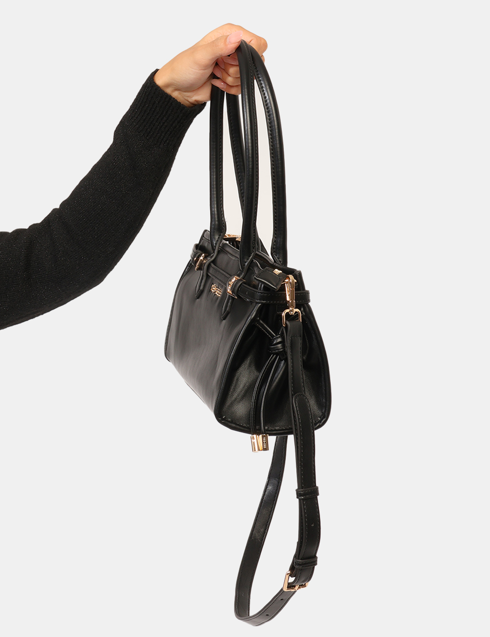 W023-AP00_NERO_AI26_5 Borsa Yes Zee Nera - Borsa YES ZEE Nera da donna La Borsa YES ZEE Nera da donna è un accessorio versatile e femminile, pensa