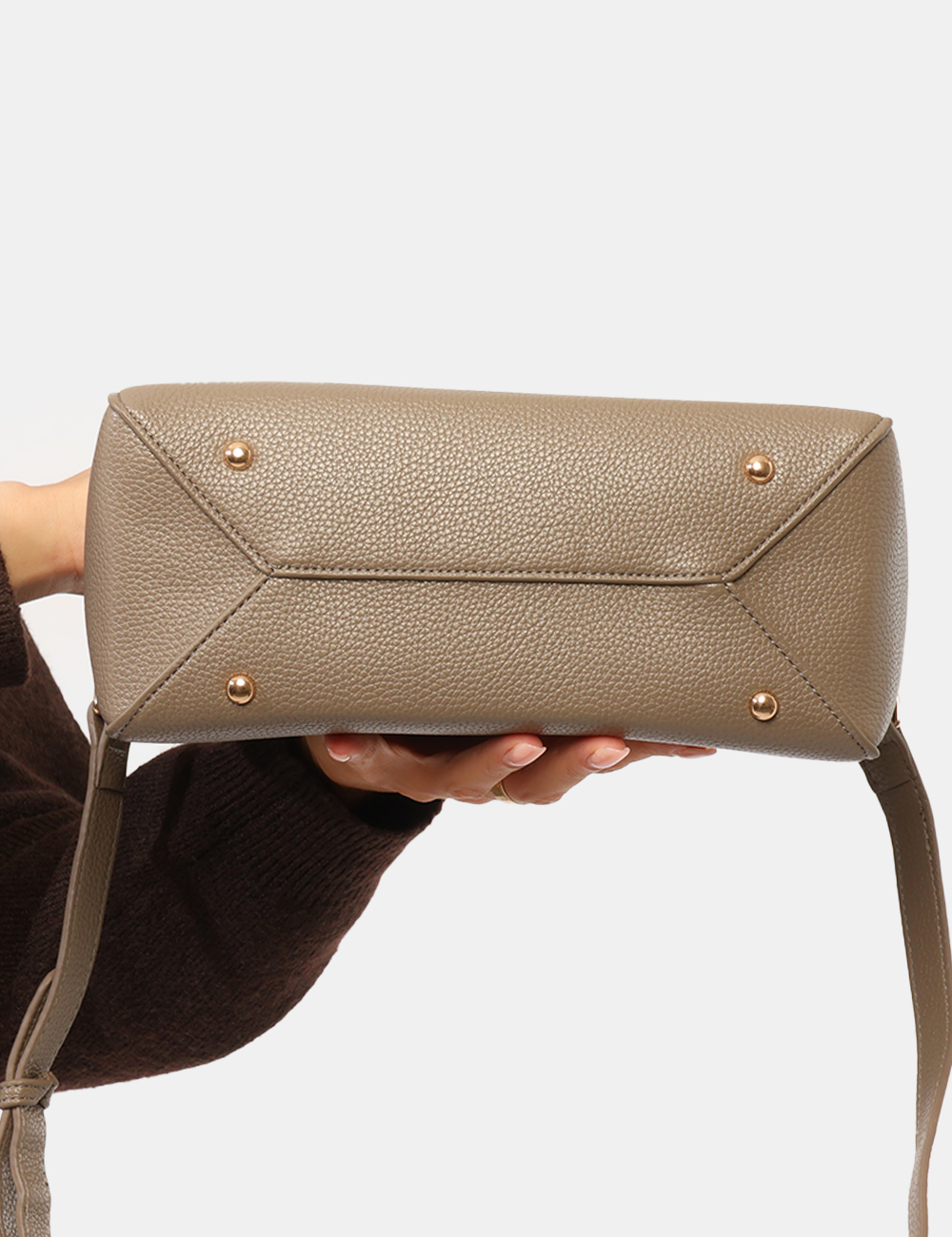 W026-AQ00_TORTORA_AI26_3 Borsa Yes Zee Grigia - Borsa YES ZEE Grigia da donna La Borsa YES ZEE Grigia da donna è un accessorio versatile e contempora