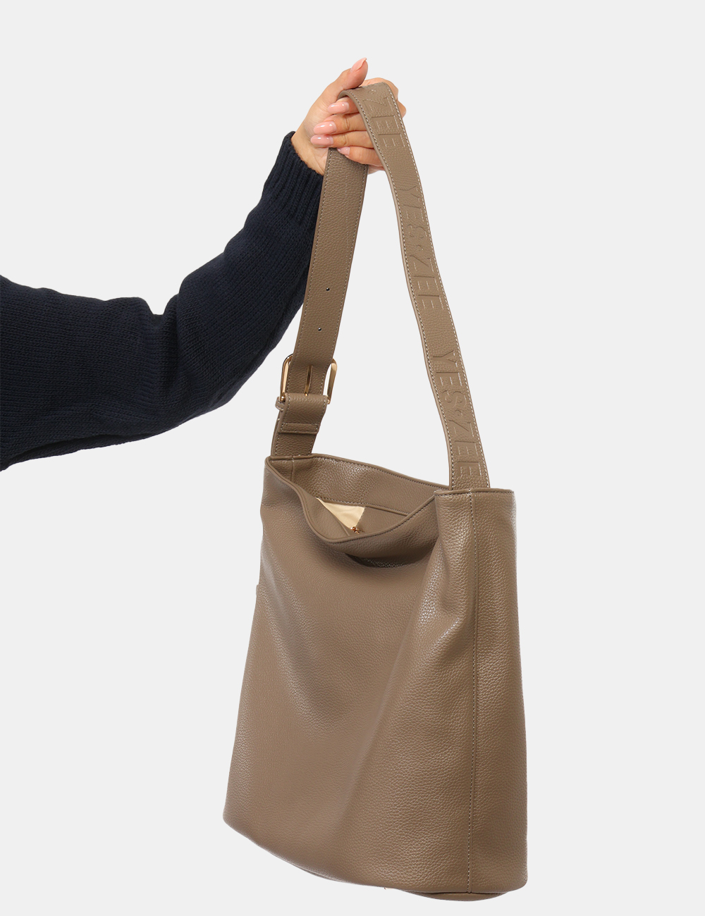 W027-AQ00_TORTORA_AI26_5 Borsa Yes Zee Grigia - Borsa YES ZEE Grigia da donna La Borsa YES ZEE Grigia da donna è un accessorio pratico e versatile, p
