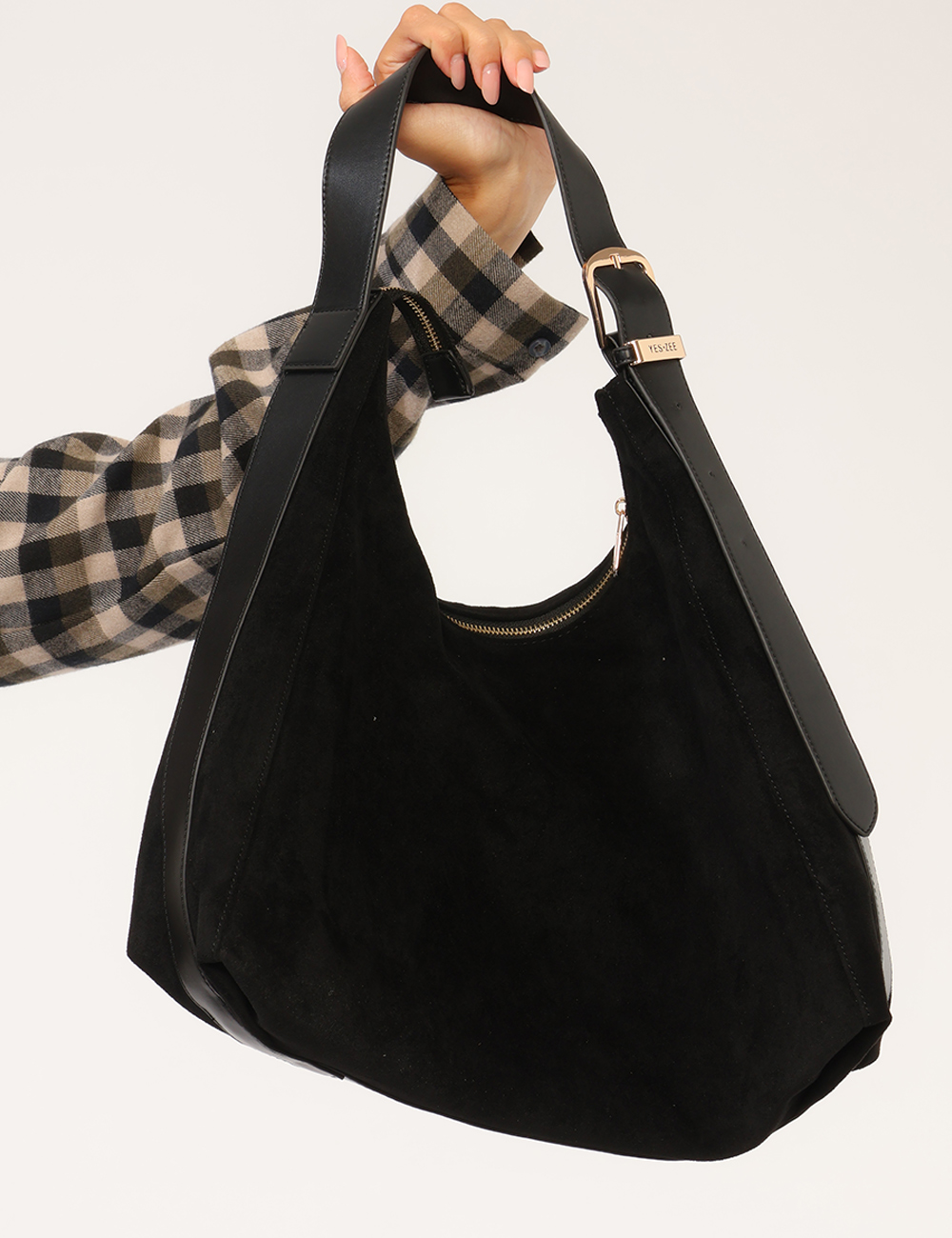W033-AR00_NERO_AI26_4 Borsa Yes Zee Nera - Borsa YES ZEE Nera da donna La Borsa YES ZEE Nera da donna è un accessorio versatile dal design morbido