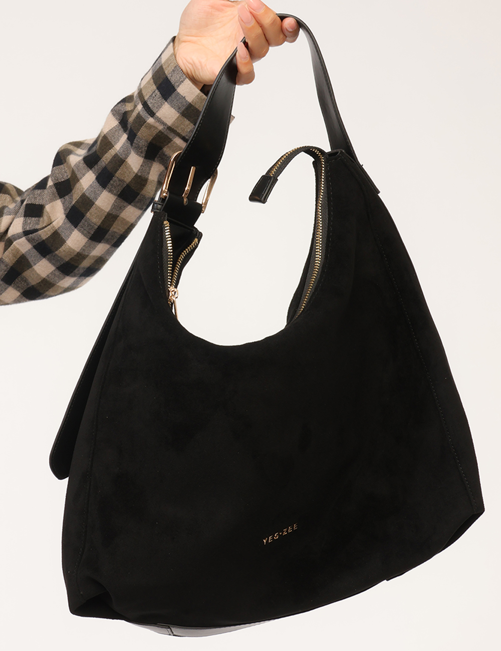 W033-AR00_NERO_AI26_6 Borsa Yes Zee Nera - Borsa YES ZEE Nera da donna La Borsa YES ZEE Nera da donna è un accessorio versatile dal design morbido
