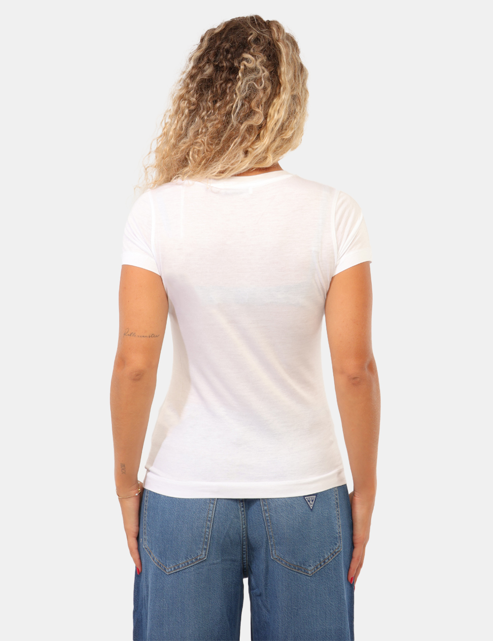 W5GP31-KCSX2-SC_PURE-WHITE_AI26_2 T-shirt Guess Bianca - T-shirt Guess Bianca da donna La T-shirt GUESS Bianca da donna è un capo essenziale e versatile, perf