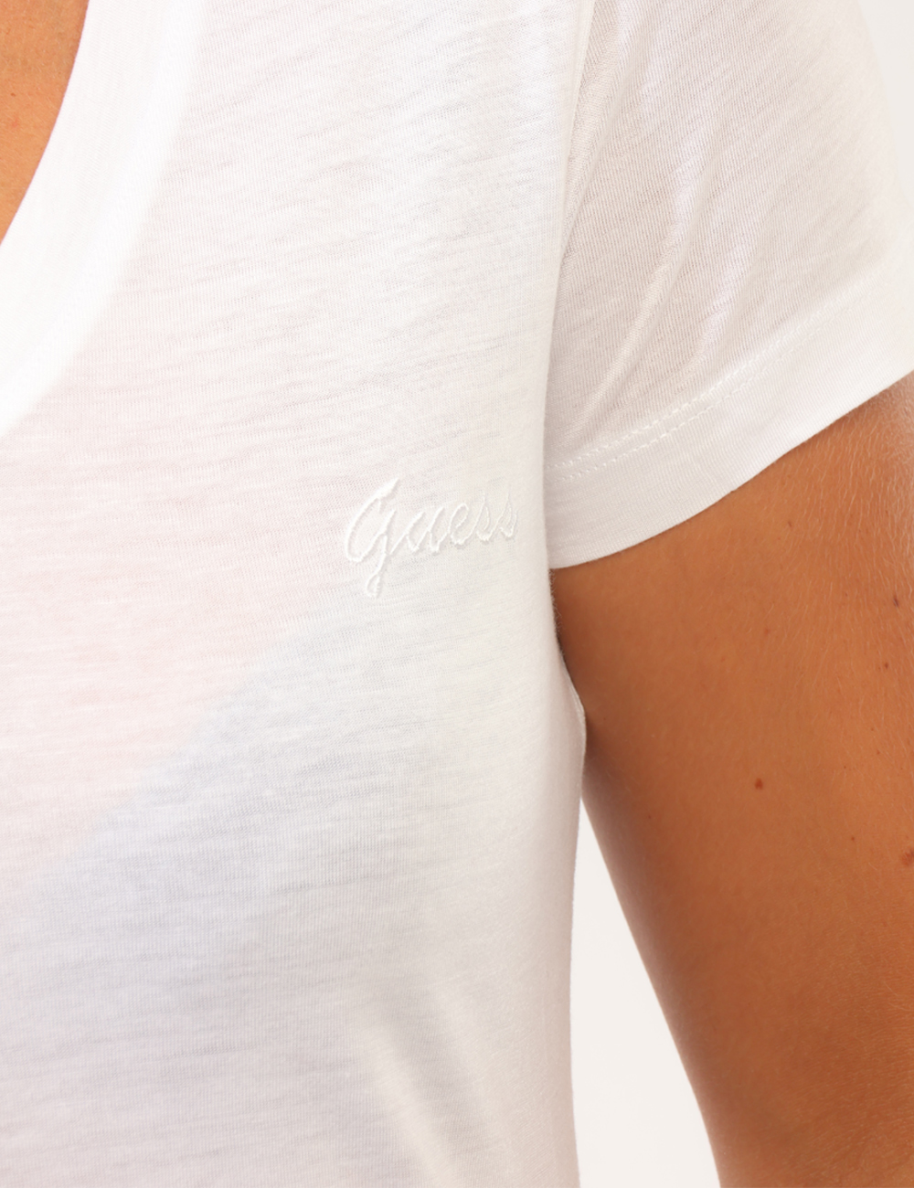 W5GP31-KCSX2-SC_PURE-WHITE_AI26_3 T-shirt Guess Bianca - T-shirt Guess Bianca da donna La T-shirt GUESS Bianca da donna è un capo essenziale e versatile, perf