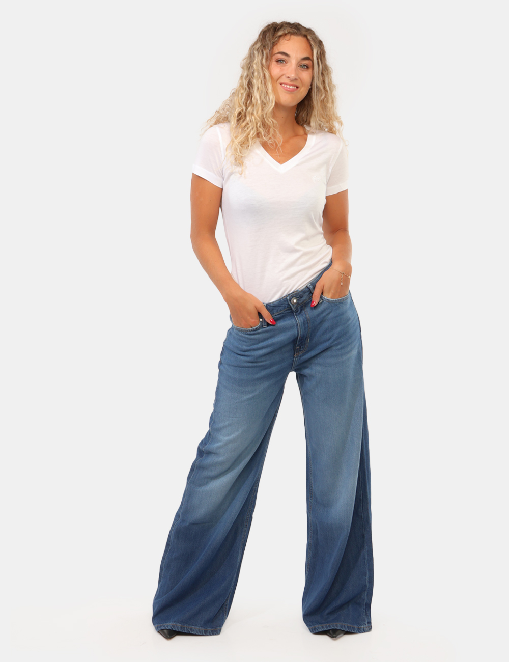 W6GA82-D0685-SC_CARTAGENA-BAY_AI26_1 Jeans Guess Azzurro - Jeans Guess Azzurro da donna Il Jeans GUESS Azzurro da donna è un modello contemporaneo e versatile, i