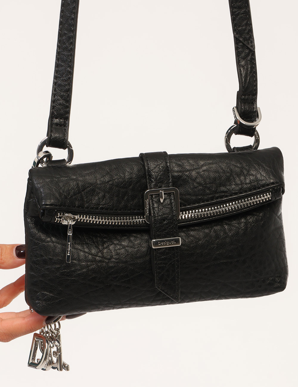 Borsa Desigual Nera - Borsa DESIGUAL Nera da donna La Borsa DESIGUAL Nera da donna è un accessorio compatto e versatile, pen