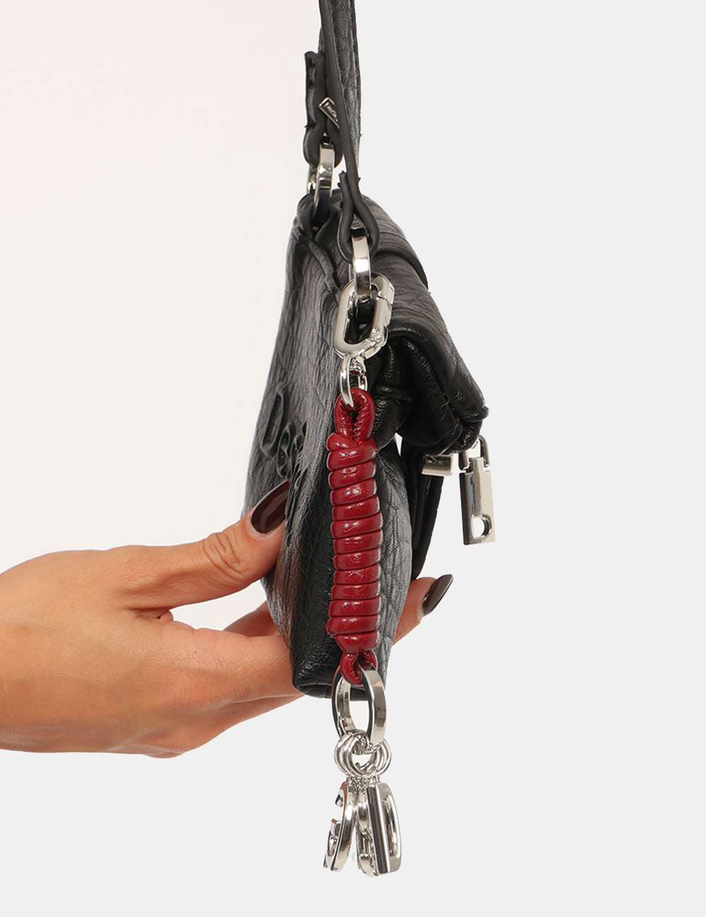 Borsa Desigual Nera - Borsa DESIGUAL Nera da donna La Borsa DESIGUAL Nera da donna è un accessorio compatto e versatile, pen