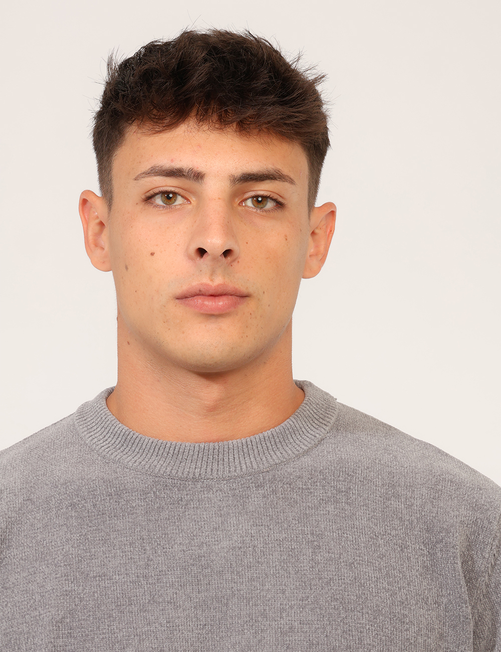 Maglia Prj22. Grigia - Maglia PRJ22. Grigia da uomo La Maglia PRJ22. Grigia da uomo è un capo dal carattere contemporaneo, p