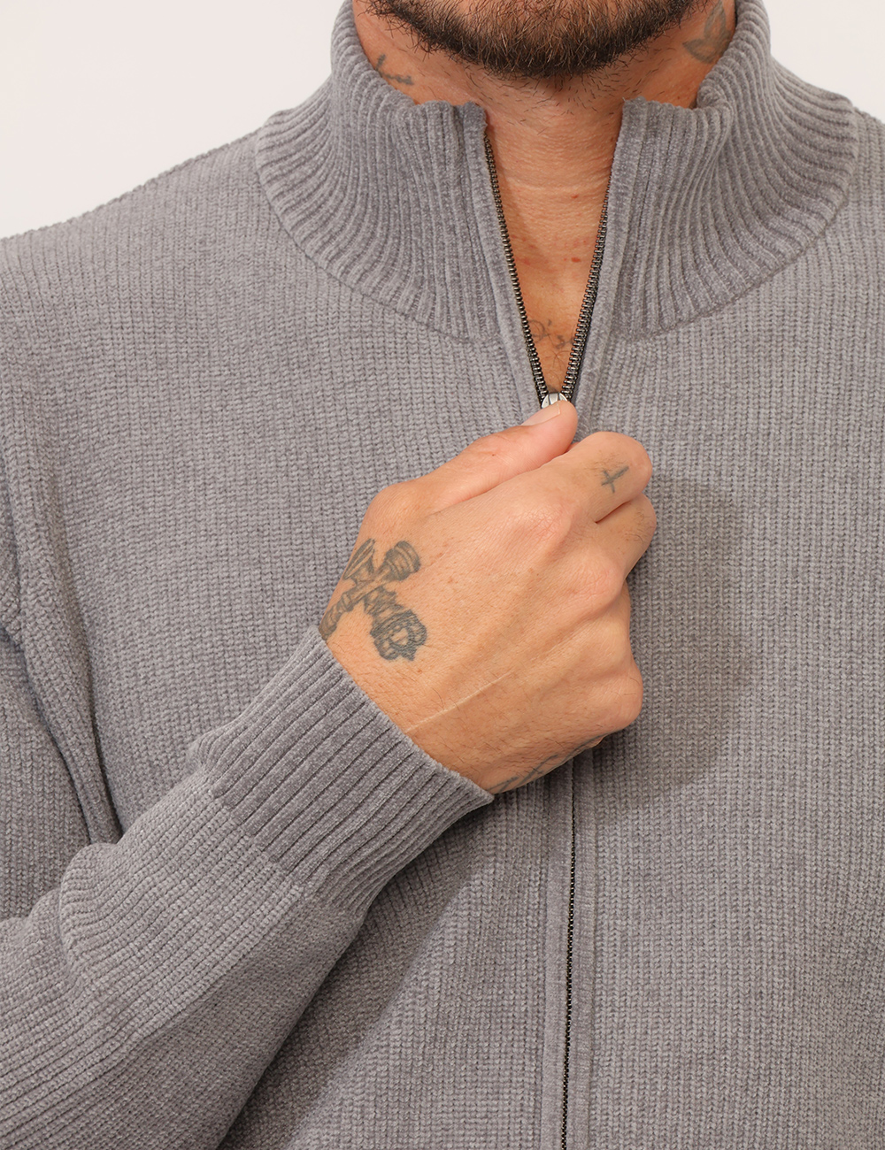 Maglia Prj22. Grigia - Maglia PRJ22. Grigia da UomoLa maglia PRJ22. grigia da uomo è un capo versatile e contemporaneo, idea