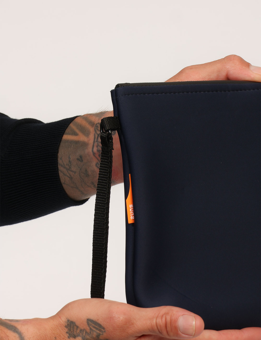 Bustina Suns Blu - Bustina SUNS Blu da uomo La Bustina SUNS Blu da uomo è un accessorio pratico e contemporaneo, ideale per