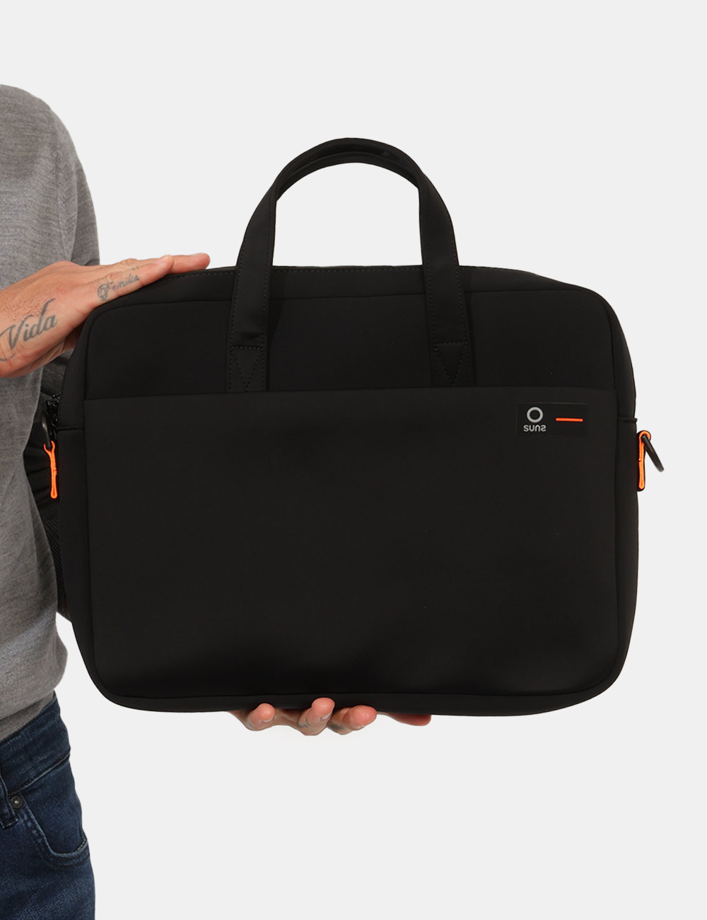Porta PC Suns Nero - Porta PC SUNS Nero da uomo Il Porta PC SUNS Nero da uomo è un accessorio pratico e contemporaneo, pensa