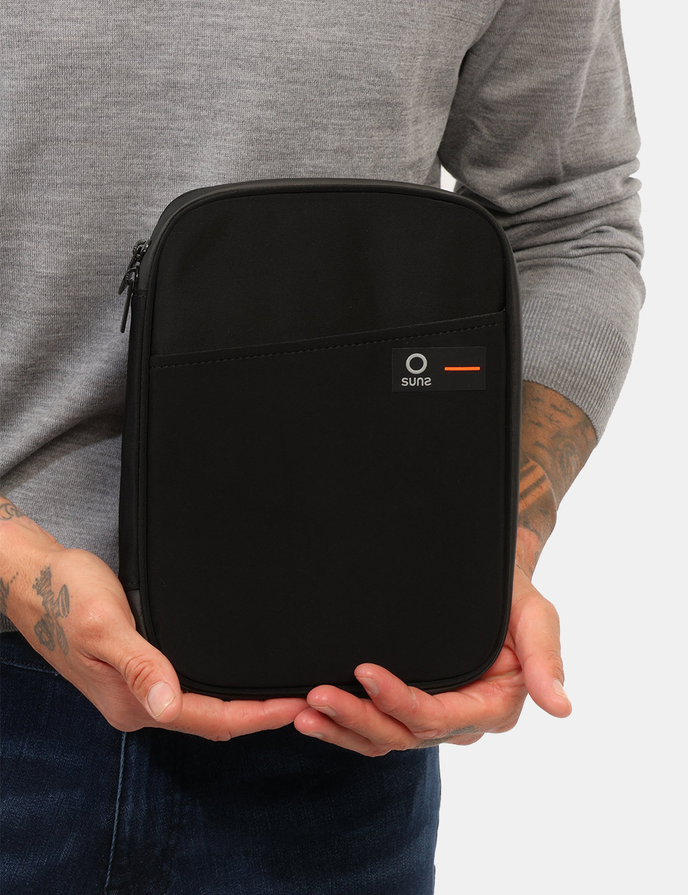 Tablet Bag Suns Nera - Tablet Bag SUNS Nera da uomo La Tablet Bag SUNS Nera da uomo è un accessorio pratico e contemporaneo,