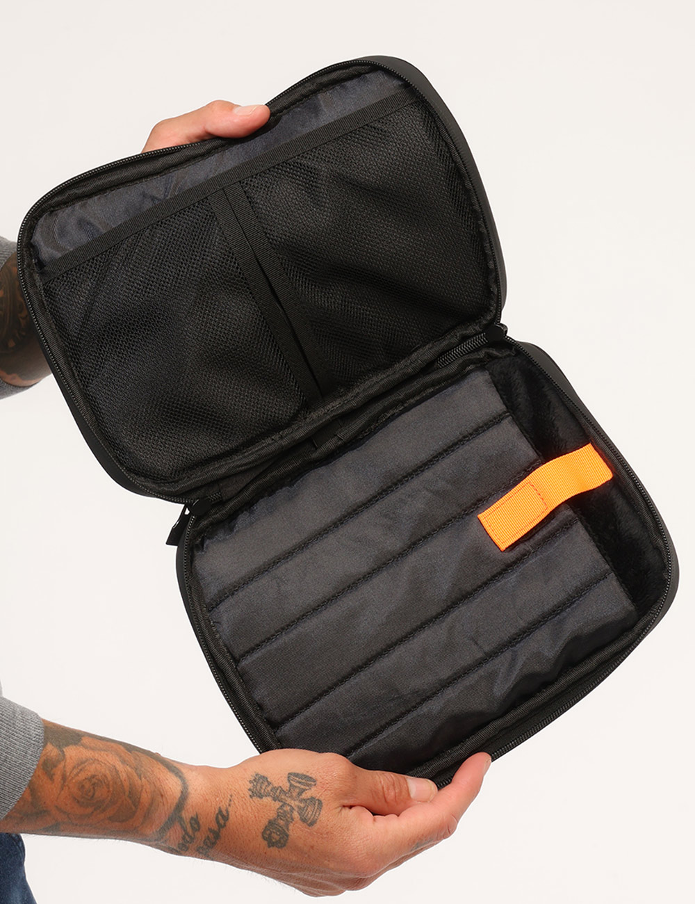 Tablet Bag Suns Nera - Tablet Bag SUNS Nera da uomo La Tablet Bag SUNS Nera da uomo è un accessorio pratico e contemporaneo,