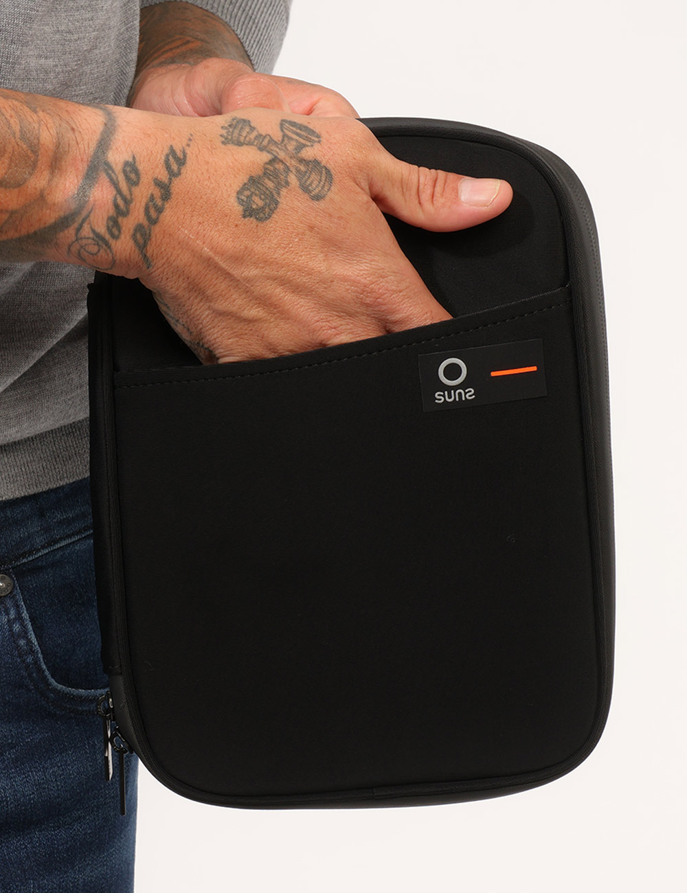 Tablet Bag Suns Nera - Tablet Bag SUNS Nera da uomo La Tablet Bag SUNS Nera da uomo è un accessorio pratico e contemporaneo,