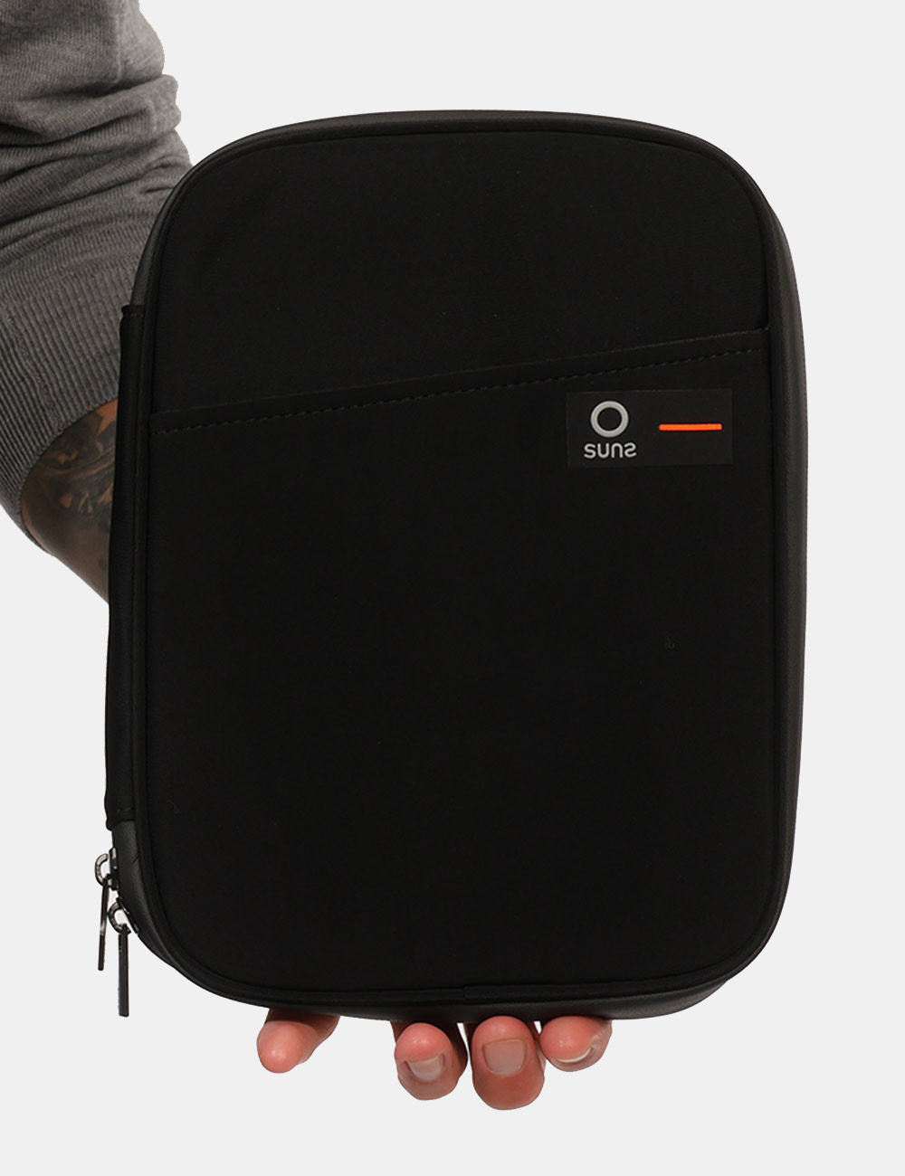 Tablet Bag Suns Nera - Tablet Bag SUNS Nera da uomo La Tablet Bag SUNS Nera da uomo è un accessorio pratico e contemporaneo,