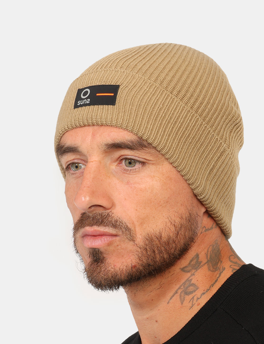 Cappello Suns Beige - Cappello SUNS Beige da uomo Il Cappello SUNS Beige da uomo è un accessorio versatile e contemporaneo,