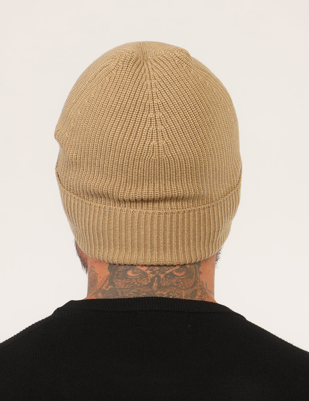 Cappello Suns Beige - Cappello SUNS Beige da uomo Il Cappello SUNS Beige da uomo è un accessorio versatile e contemporaneo,