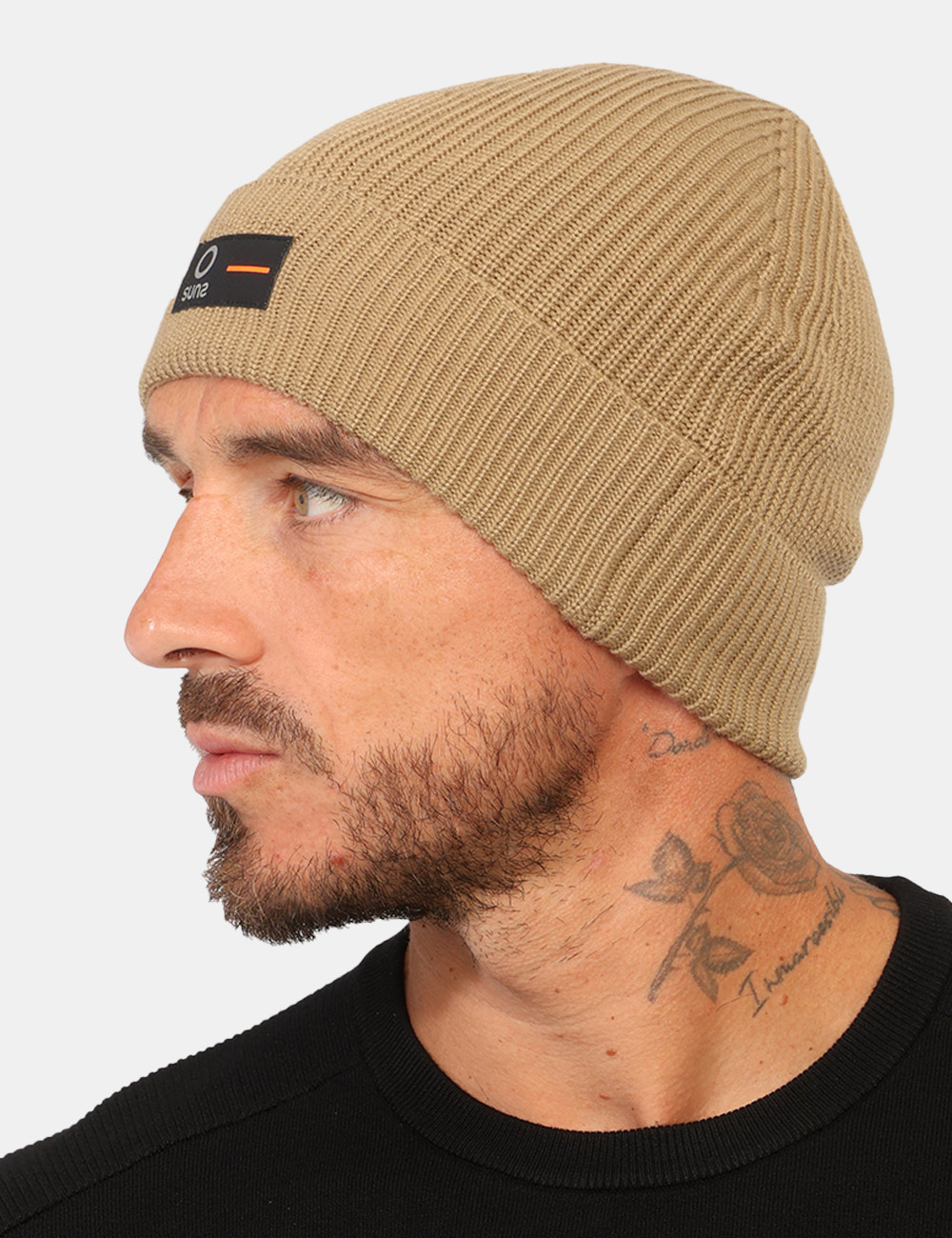 Cappello Suns Beige - Cappello SUNS Beige da uomo Il Cappello SUNS Beige da uomo è un accessorio versatile e contemporaneo,