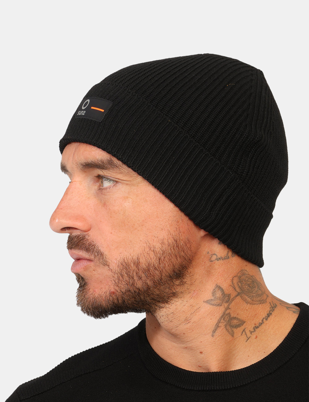 Cappello Suns Nero - Cappello SUNS Nero da uomo Il Cappello SUNS Nero da uomo è un accessorio versatile e contemporaneo, ide