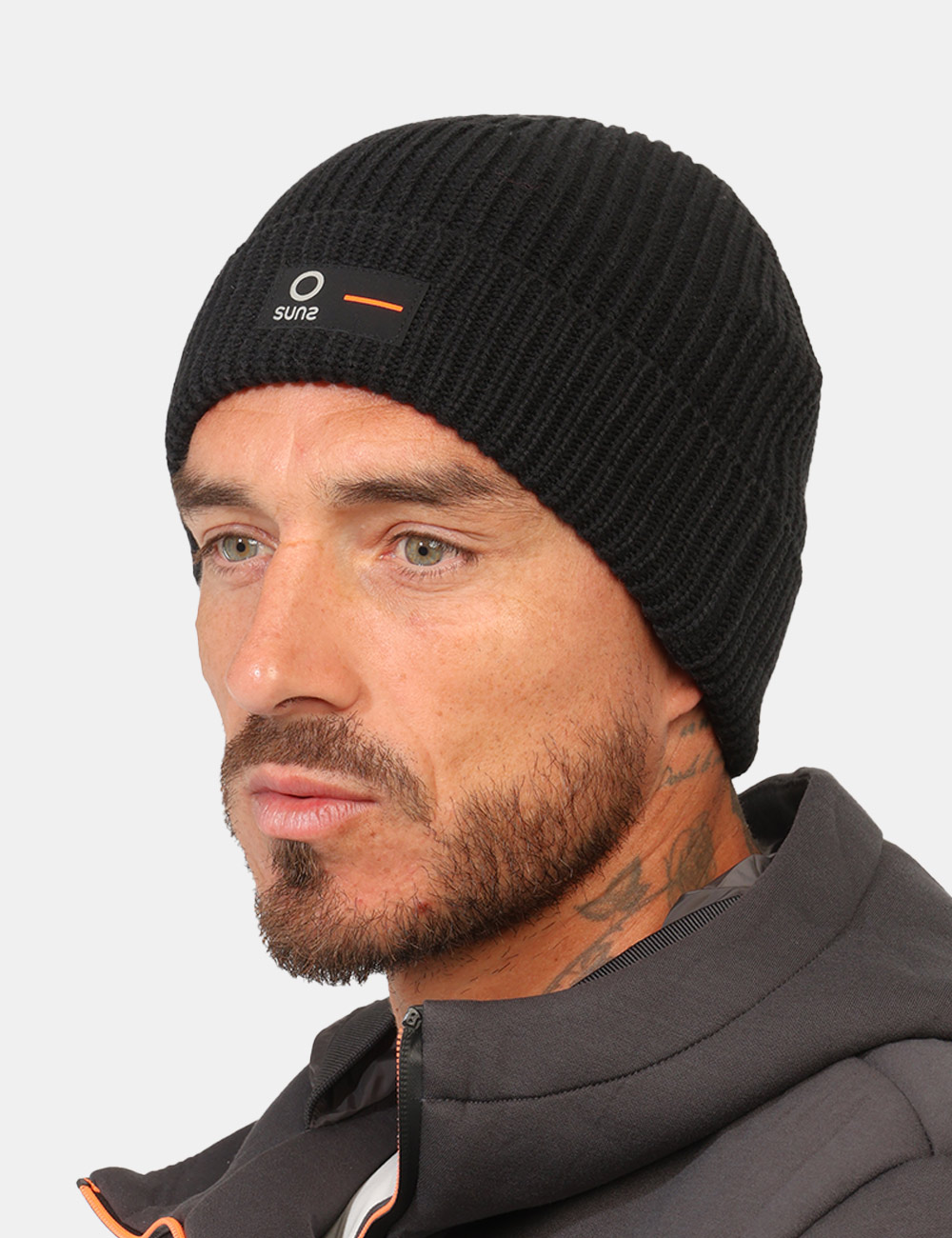 Cappello Suns Nero - Cappello SUNS Nero da uomo Il Cappello SUNS Nero da uomo è un accessorio contemporaneo e versatile, ide