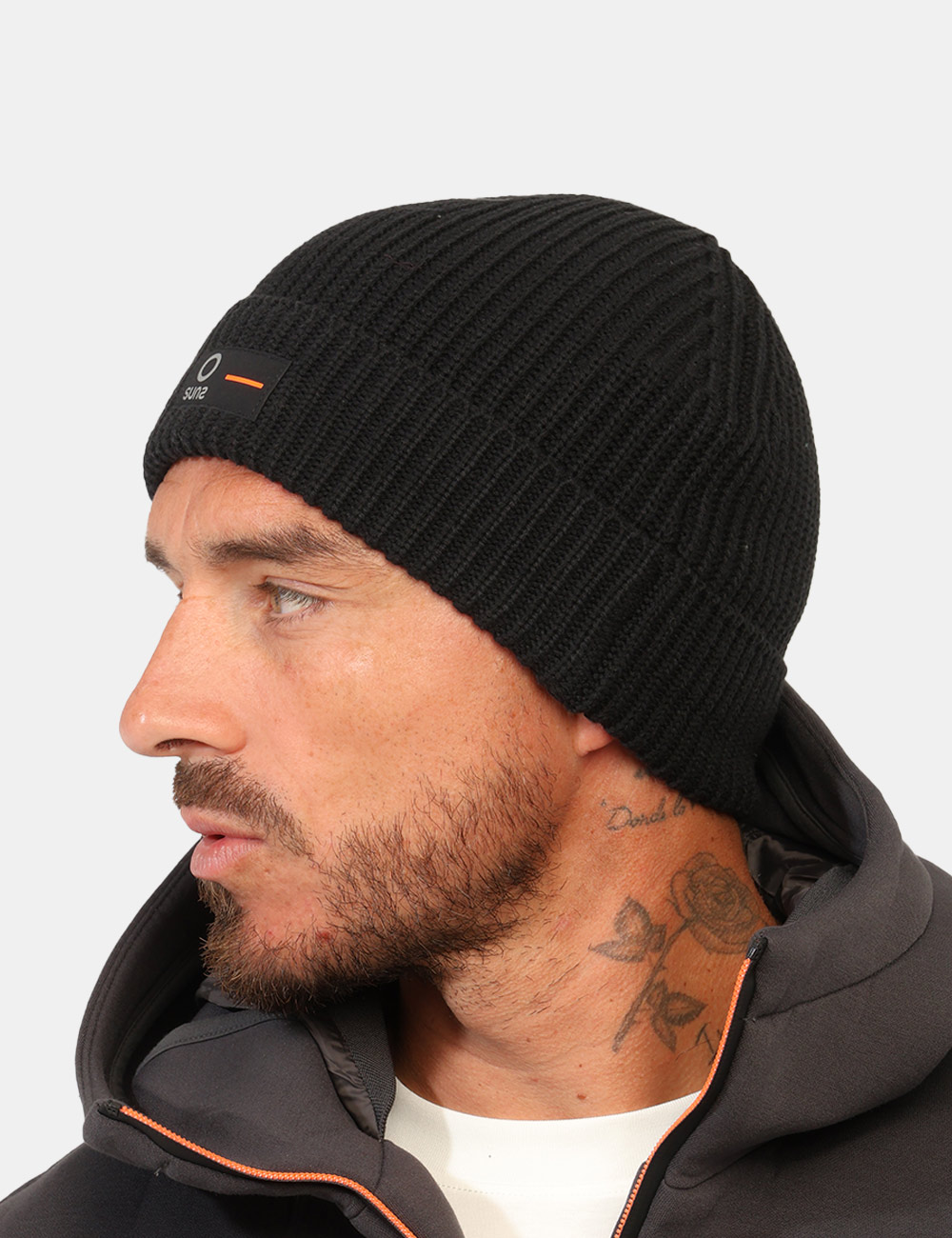 Cappello Suns Nero - Cappello SUNS Nero da uomo Il Cappello SUNS Nero da uomo è un accessorio contemporaneo e versatile, ide