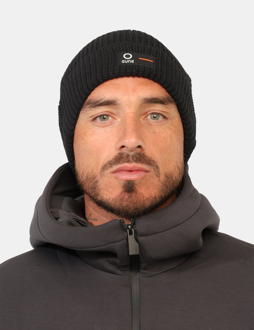 Cappello Suns Nero - Cappello SUNS Nero da uomo Il Cappello SUNS Nero da uomo è un accessorio contemporaneo e versatile, ide