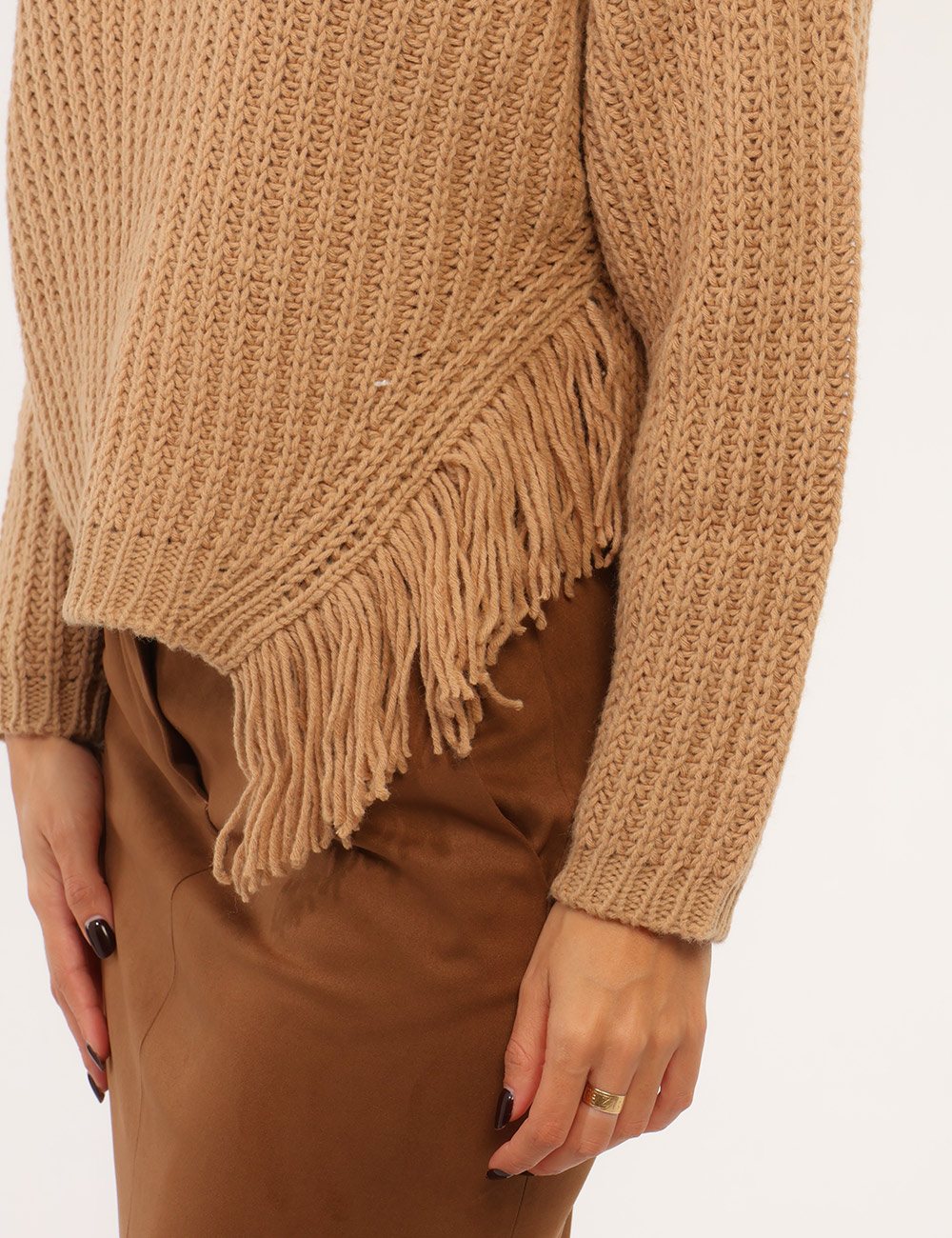 Maglia Emme Marella Beige - Maglia EMME MARELLA Beige da donna La Maglia EMME MARELLA Beige è un capo caldo e femminile, pen