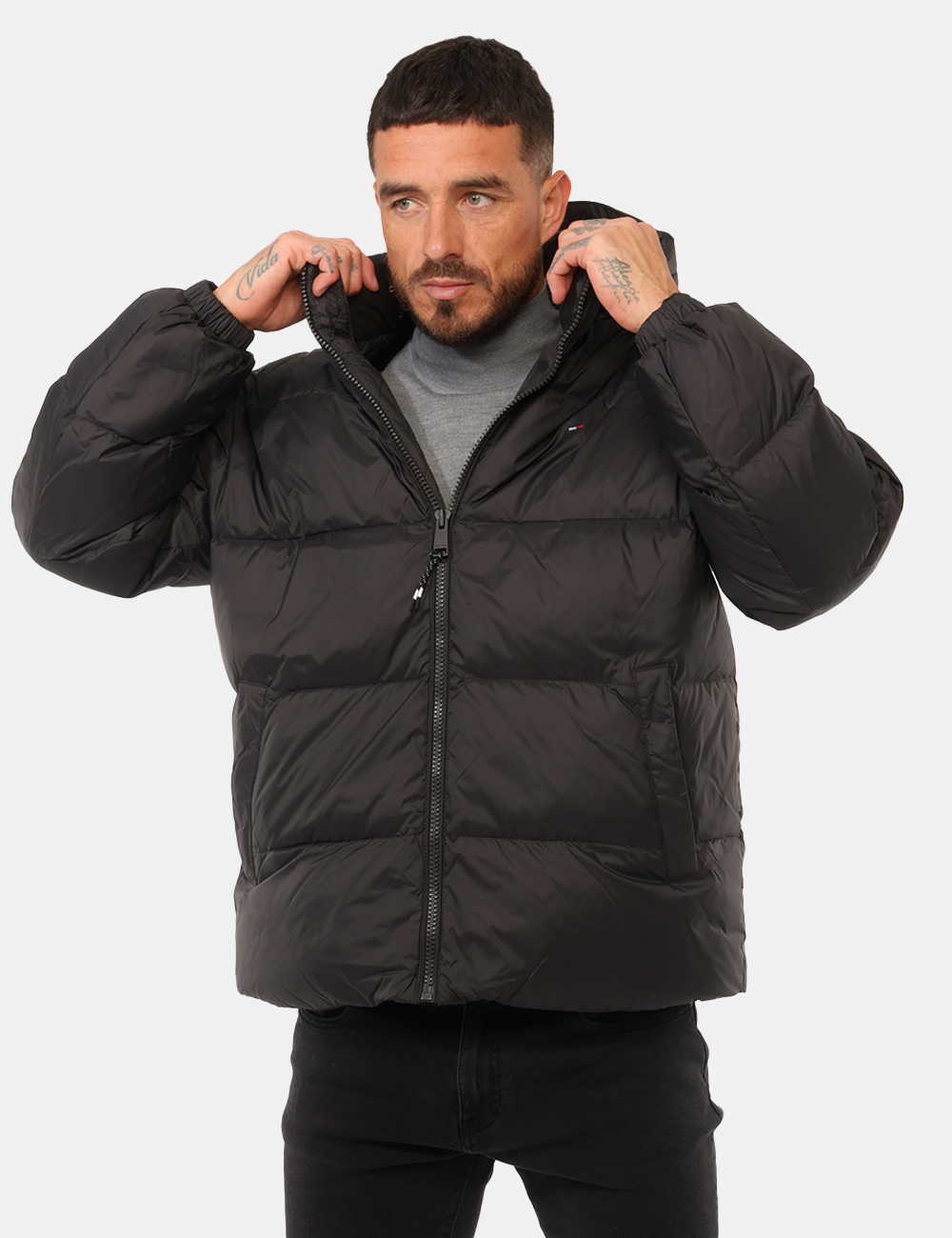 Piumino Tommy Hilfiger Nero - Piumino Tommy Hilfiger Nero da UomoIl Piumino Tommy Hilfiger Nero da uomo è un capospalla vers