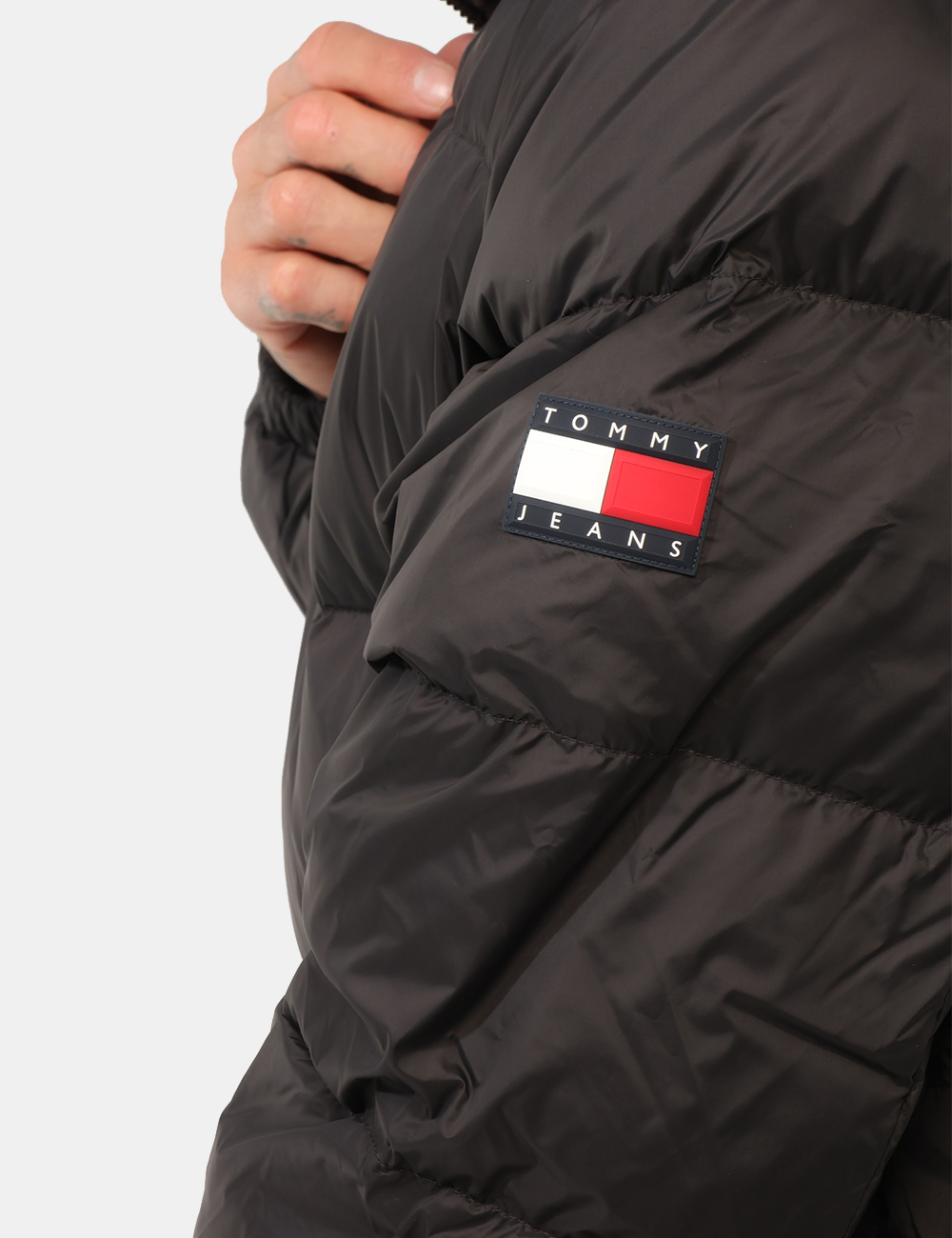 Piumino Tommy Hilfiger Nero - Piumino Tommy Hilfiger Nero da UomoIl Piumino Tommy Hilfiger Nero da uomo è un capospalla vers