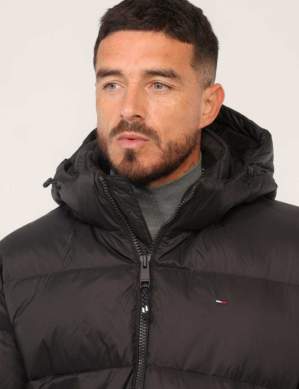 Piumino Tommy Hilfiger Nero - Piumino Tommy Hilfiger Nero da UomoIl Piumino Tommy Hilfiger Nero da uomo è un capospalla vers