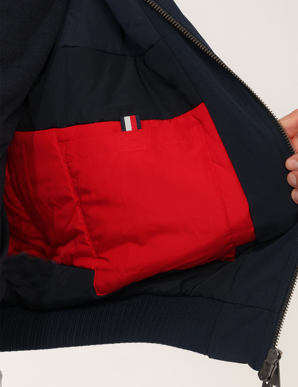 Piumino Tommy Hilfiger Blu - Piumino Tommy Hilfiger Blu da UomoIl Piumino Tommy Hilfiger Blu da uomo è un capospalla dallo s