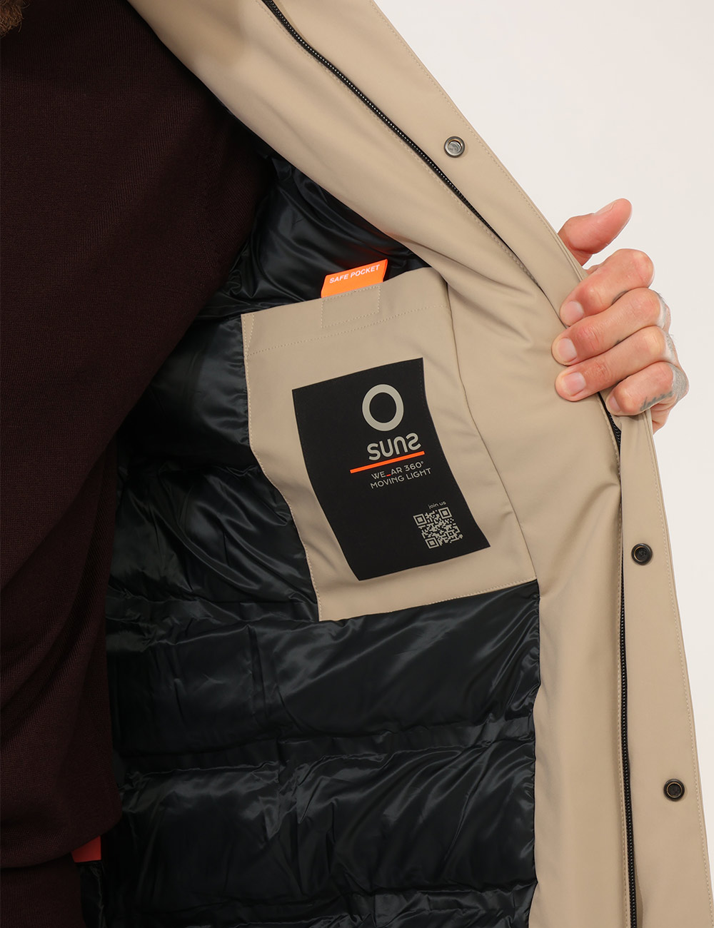 Piumino Suns Beige - Piumino SUNS Beige da uomo Il Piumino SUNS Beige da uomo è un capo versatile e contemporaneo, pensato p